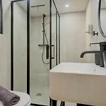 Duplex Mezzanine Near Shops & Cafes 아파트 *
