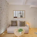 Duplex Mezzanine Near Shops & Cafes 아파트