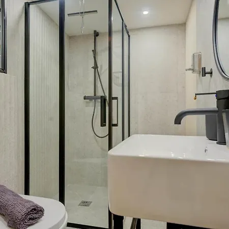 Duplex Mezzanine Near Shops & Cafes شقة *