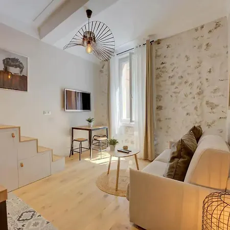 Duplex Mezzanine Near Shops & Cafes Daire *